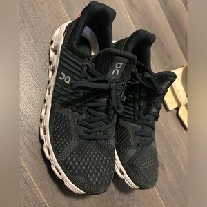 On Women’s Cloudswift lace up running shoes Size 10